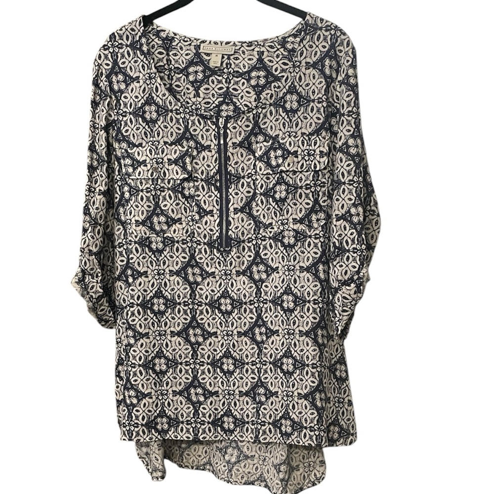Dana Buchman Navy and Cream Geometric Blouse Tunic Top Sz M 3/4 Zip Sleeve